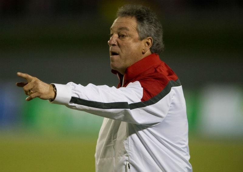 Abel critica gramado e mostra satisfa&ccedil;&atilde;o com equipe principal