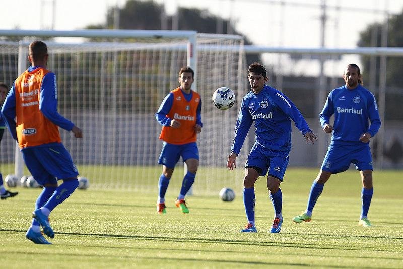 Gr&ecirc;mio faz treino t&eacute;cnico e deve ter Al&aacute;n Ruiz contra Maring&aacute;