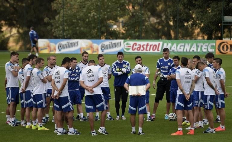 Sabella fecha treino e n&atilde;o d&aacute; pistas de time titular 