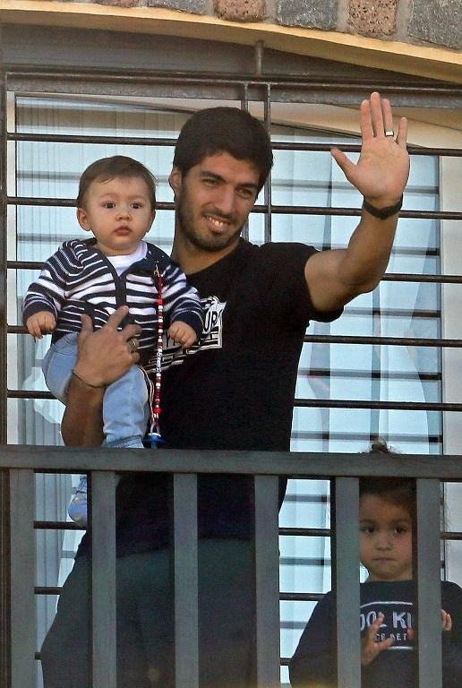 Su&aacute;rez encaminha recurso para diminuir pena da Fifa 