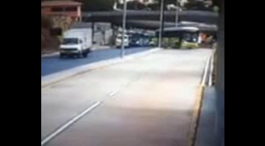 Veja o v&iacute;deo do momento da queda de viaduto em BH