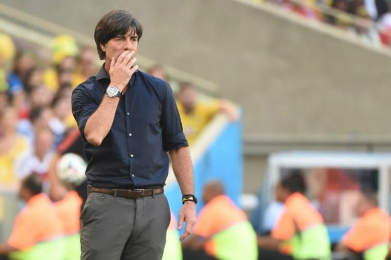 L&ouml;w explica mudan&ccedil;a t&aacute;tica ao analisar Lahm na lateral 