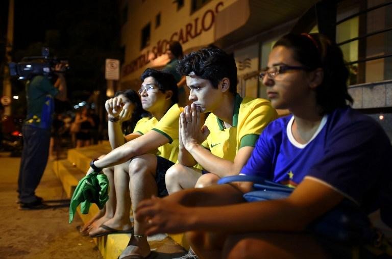 Neymar foi encaminhado ao hospital antes de terminar a partida