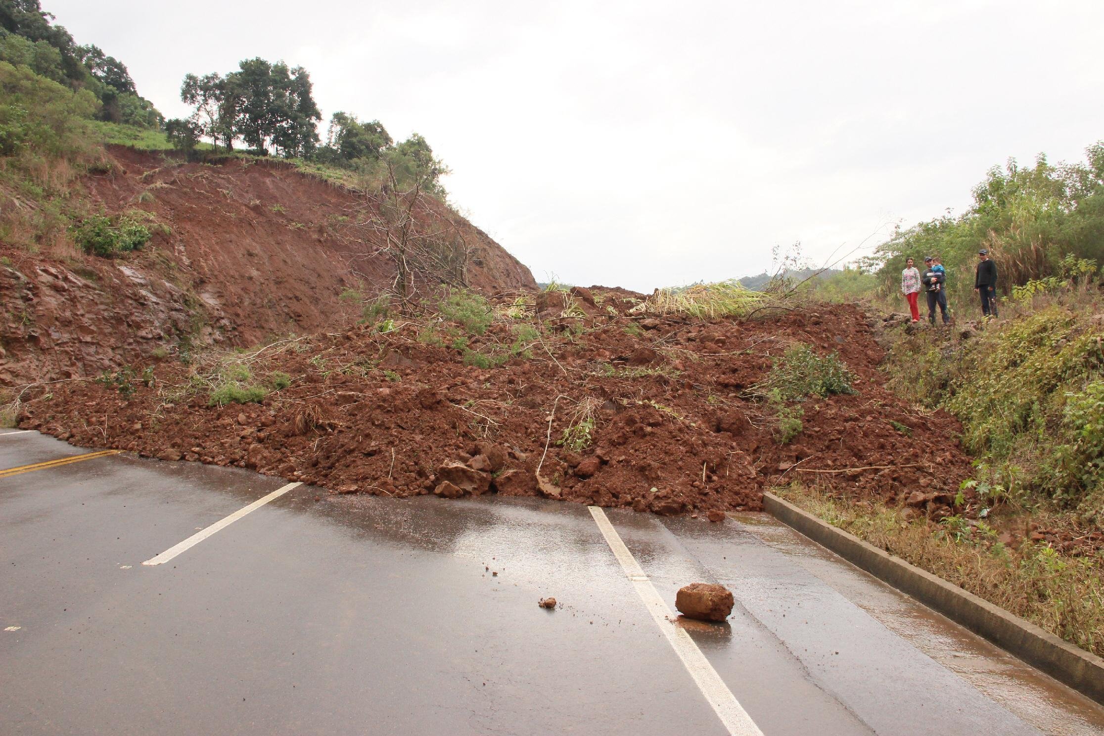 Tr&aacute;fego entre Vale do Sol e Herveiras est&aacute; bloqueado devido &agrave; enxurrada