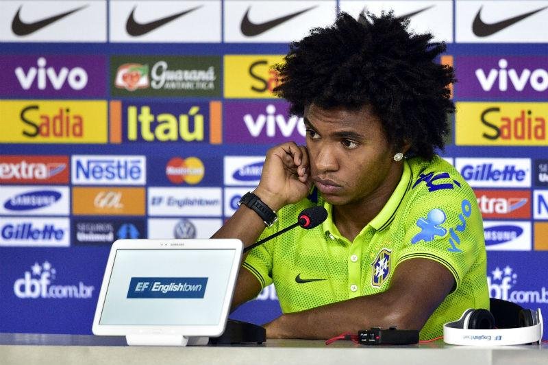 Willian admite inc&ocirc;modo nas costas, mas se diz preparado para ser titular