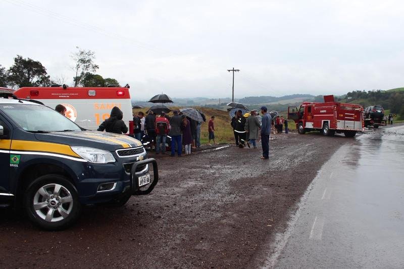 Caminhonete e carro colidiram frontalmente na BR 386 