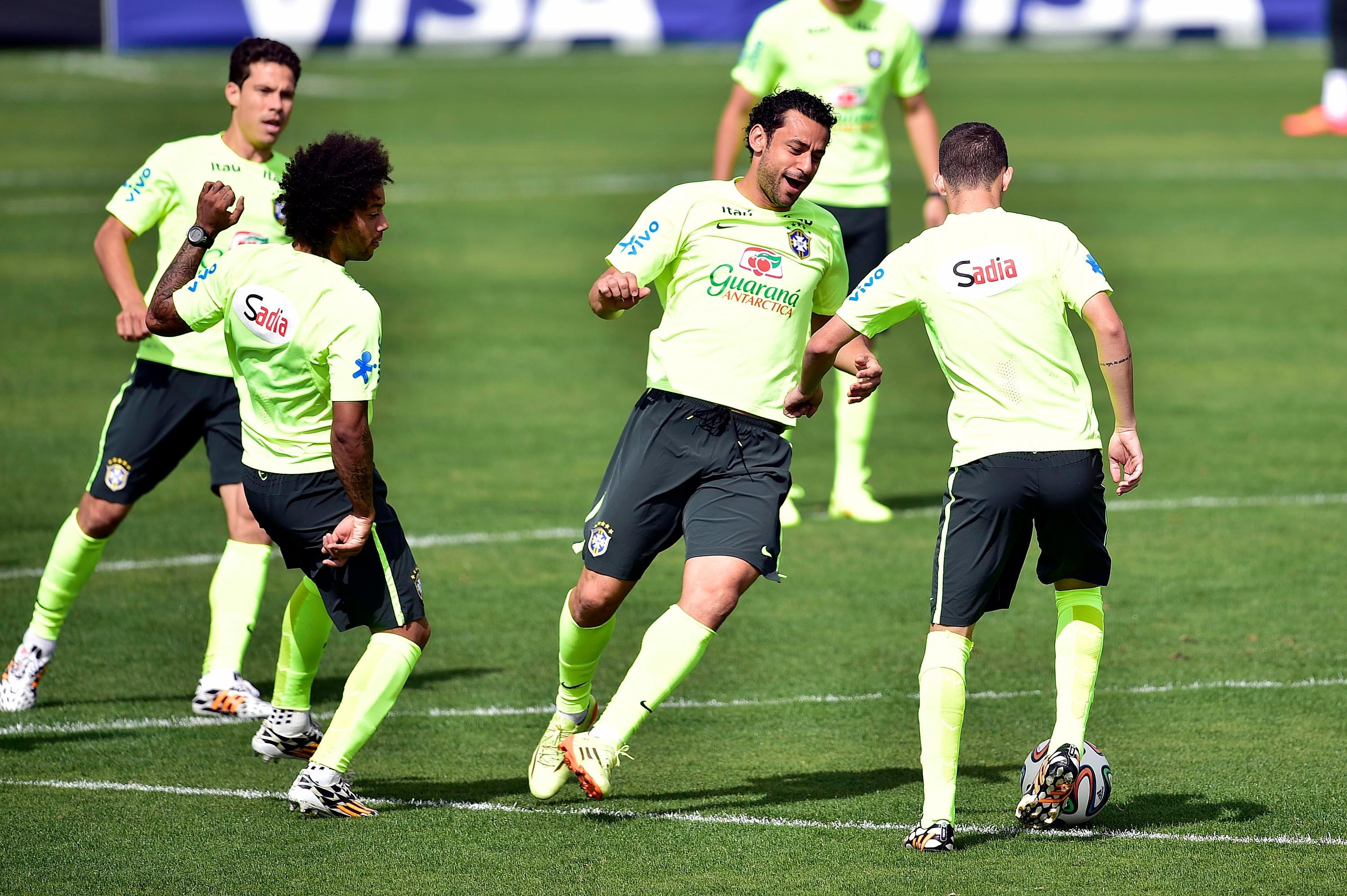 Felip&atilde;o escala Sele&ccedil;&atilde;o com tr&ecirc;s volantes em treino 