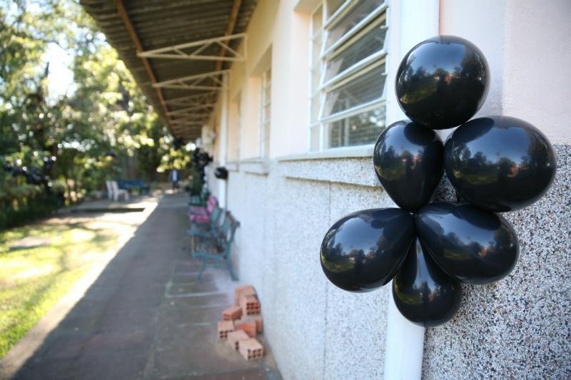 Servidores colocaram bal&otilde;es pretos na porta da unidade e ficaram reunidos pr&oacute;ximo da entrada para impedir a transfer&ecirc;ncia