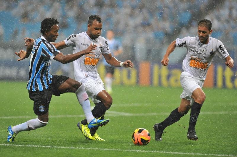 &Agrave; espera de acerto entre clubes, Fernandinho treina em academia