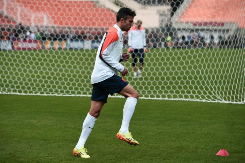 Van Persie n&atilde;o participou de aquecimento com o grupo