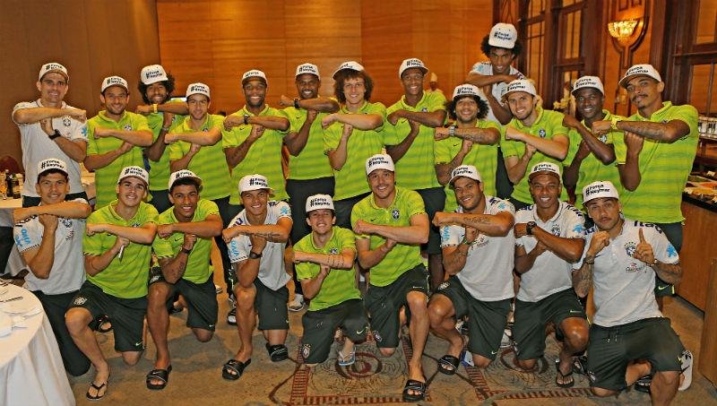 Jogadores da Sele&ccedil;&atilde;o fazem homenagem a Neymar antes do jogo 