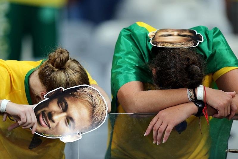 Torcedor cabisbaixo ap&oacute;s a derrota vexat&oacute;ria do Brasil