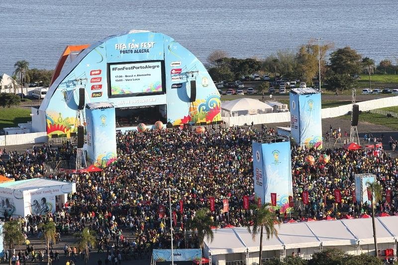 Grupo de torcedores come&ccedil;ou a deixar local ap&oacute;s Brasil levar terceiro gol