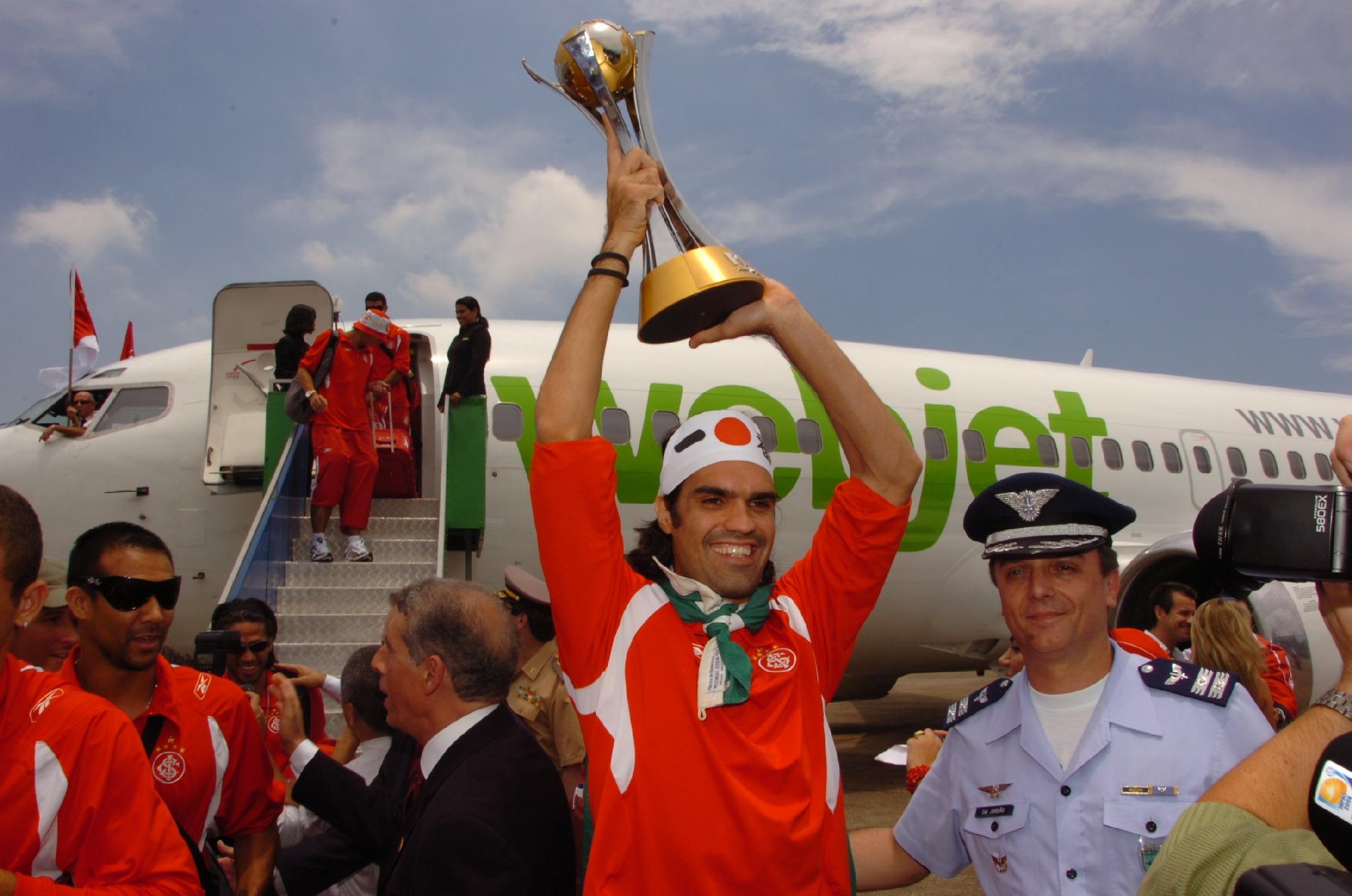 Fernand&atilde;o chegando a Porto Alegre com a ta&ccedil;a de campe&atilde;o do mundo, em 2006