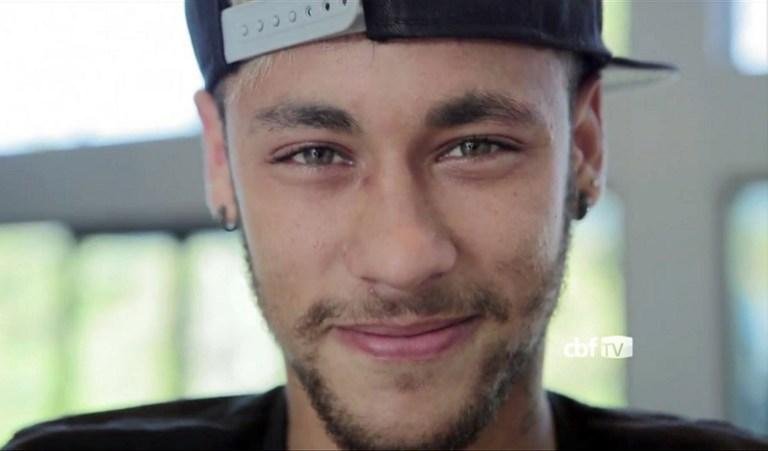 Neymar fraturou uma v&eacute;rtebra e deve ficar fora dos gramados por um per&iacute;odo que deve ultrapassar as seis semanas