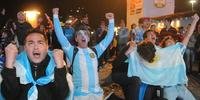 Argentinos festejam para dar inveja a brasileiros na Fan Fest de Porto Alegre