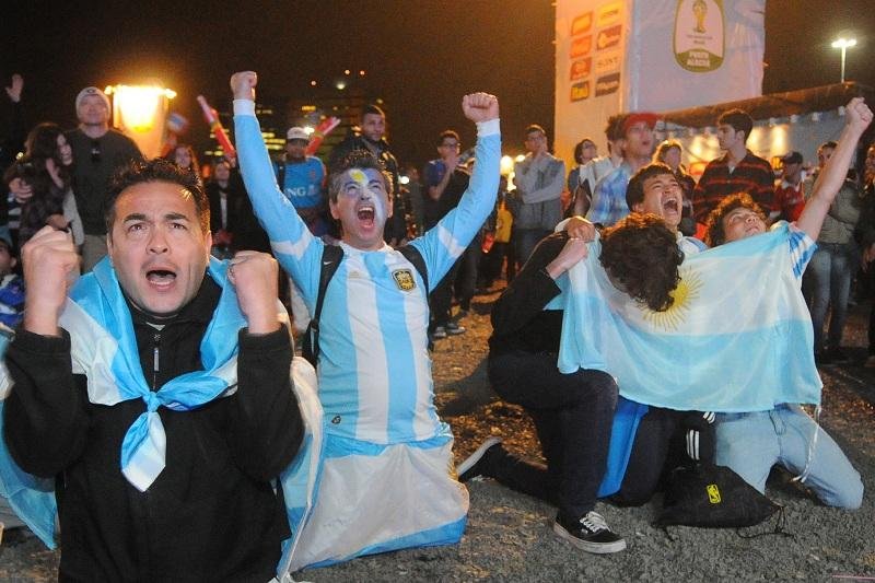 Argentinos festejam para dar inveja a brasileiros na Fan Fest de Porto Alegre
