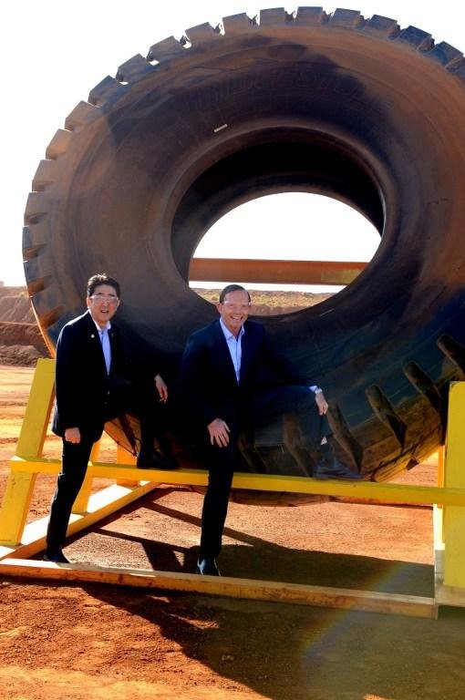 Shinzo Abe e Tony Abbott  visitaram mina na Austr&aacute;lia