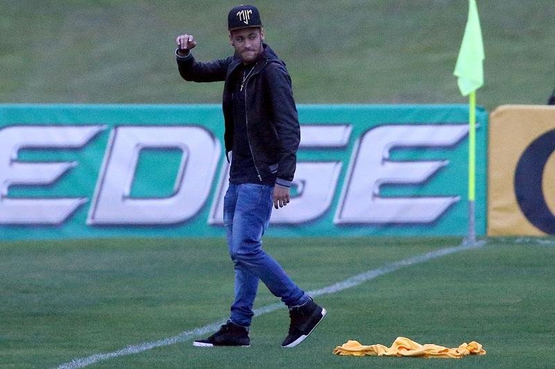 Neymar visita Sele&ccedil;&atilde;o na Granja Comary