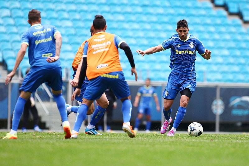 Al&aacute;n Ruiz, com a bola dominada, discutiu com companheiro de equipe
