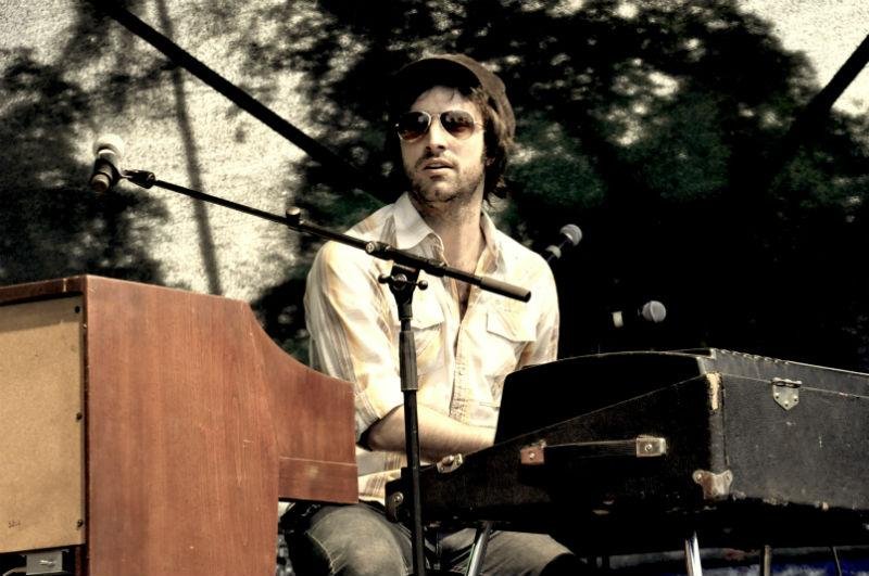 Luciano Le&atilde;es faz show hoje, &agrave;s 21h