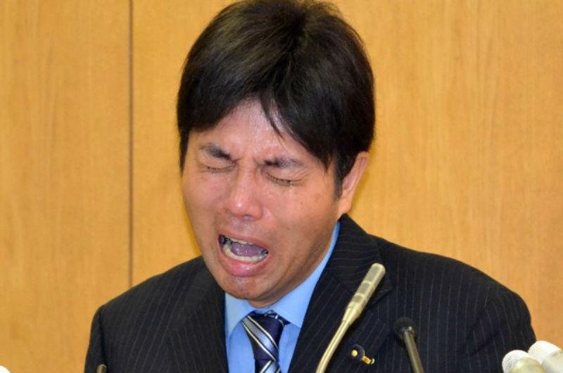 Parlamentar japon&ecirc;s que chorou duarante coletiva deixa cargo
