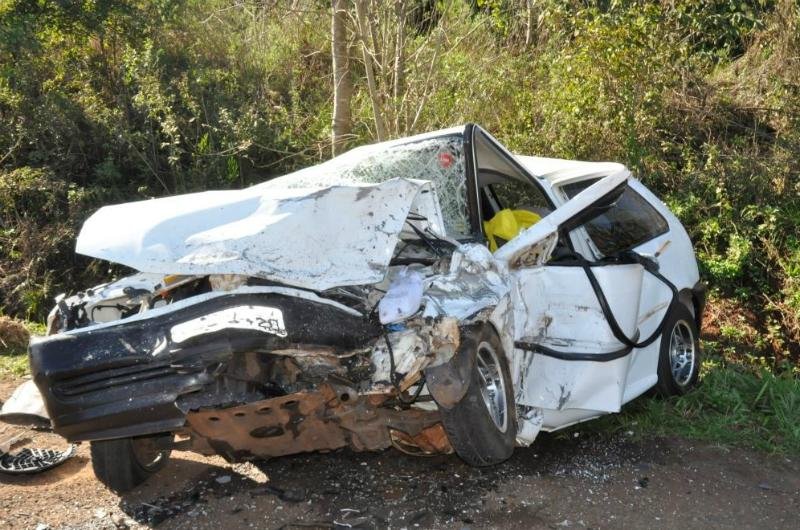Ve&iacute;culo ficou destru&iacute;do