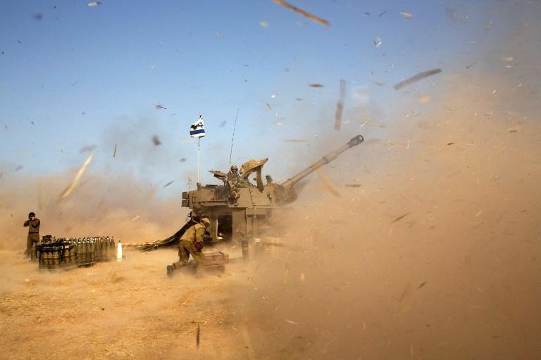 Uma artilharia israelense dispara contra a Faixa de Gaza a partir de sua posi&ccedil;&atilde;o perto da fronteira de Israel