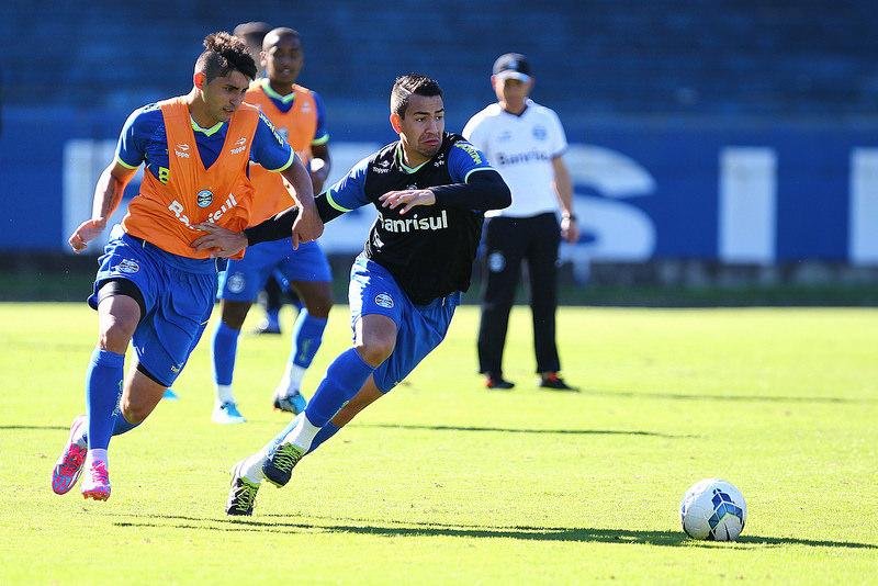 Gr&ecirc;mio faz treino t&eacute;cnico com Saimon na lateral-esquerda 