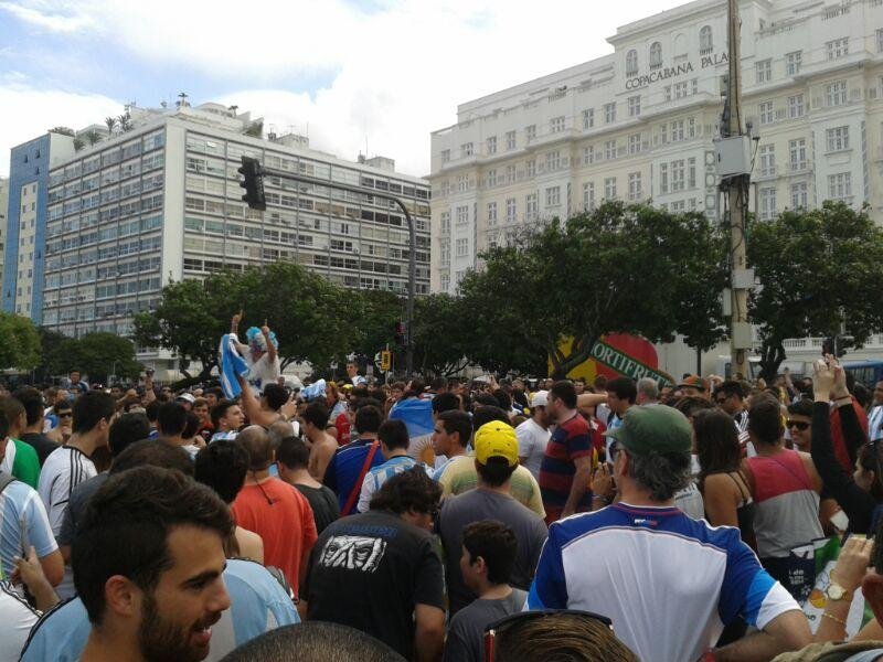 Argentinos lotam a praia de Copacabana na v&eacute;spera da final 