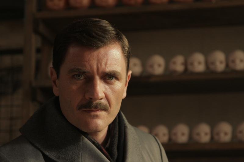 Alex Brendem&uuml;hl representa o cientista nazista Josef Mengele