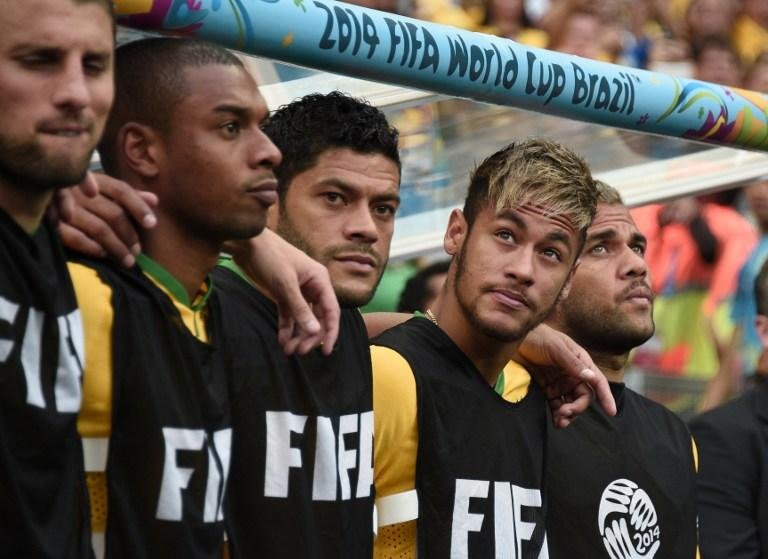 Neymar entra no gramado com a sele&ccedil;&atilde;o para o aquecimento e &eacute; ovacionado