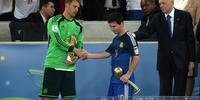 Messi recebe cabisbaixo o prêmio de melhor jogador