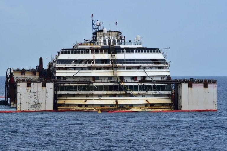 Costa Concordia volta a flutuar dois anos e meio ap&oacute;s naufr&aacute;gio
