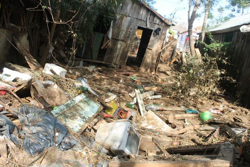 No bairro Boa Vista, M&aacute;xima Ara&uacute;jo e a filha perderam as casas