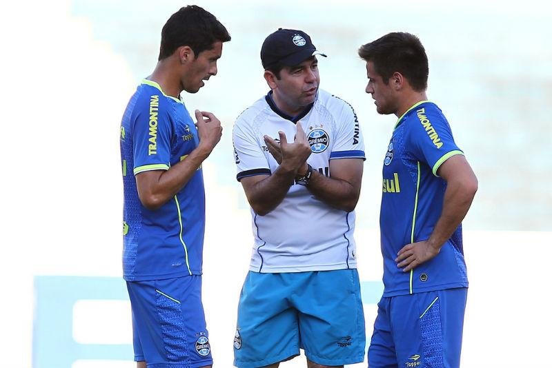 Volantes Riveros (E) e Ramiro (D) escutam orienta&ccedil;&otilde;es de Enderson Moreira