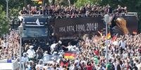 Campeões do mundo desembarcaram em Berlim e foram recebidos por milhares