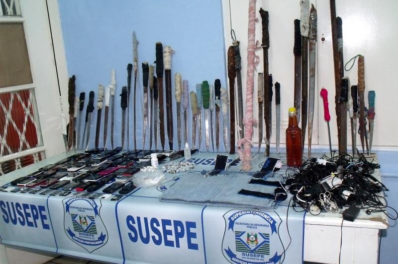 Revista apreende 48 armas artesanais e drogas no pres&iacute;dio de Passo Fundo