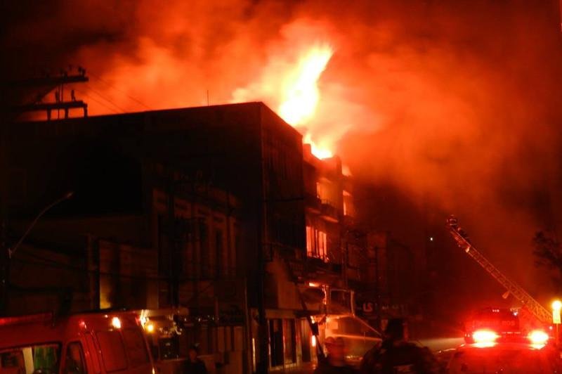 Inc&ecirc;ndio se alastra e atinge tr&ecirc;s pr&eacute;dios em Passo Fundo
