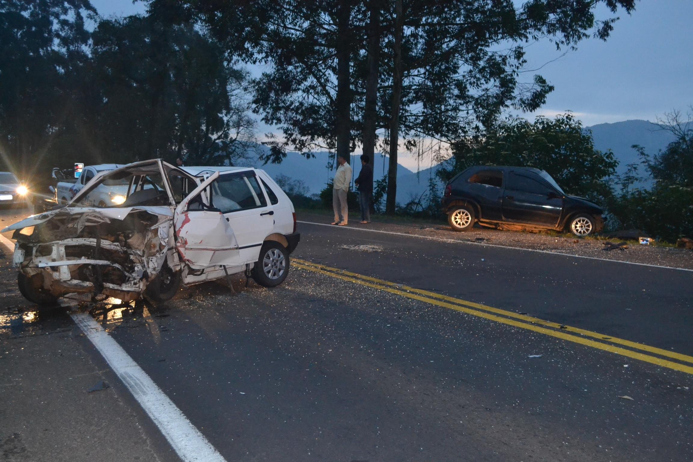 Acidente envolveu um Fiat Uno branco e um Corsa cinza