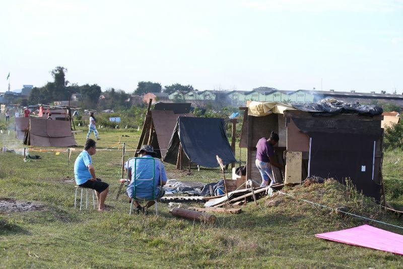 Fam&iacute;lias ocupam terreno no bairro Sarandi