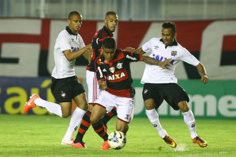 Flamengo joga mal, perde para o Atl&eacute;tico-PR e fica na lanterna
