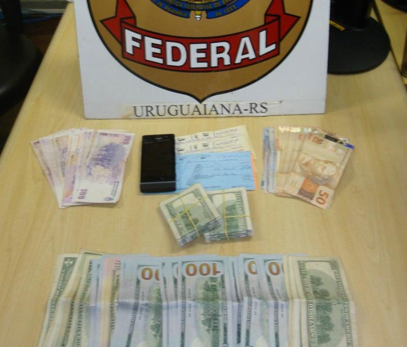 Suspeito foi flagrado pela Pol&iacute;cia Federal com R$ 40 mil nas meias em Uruguaiana