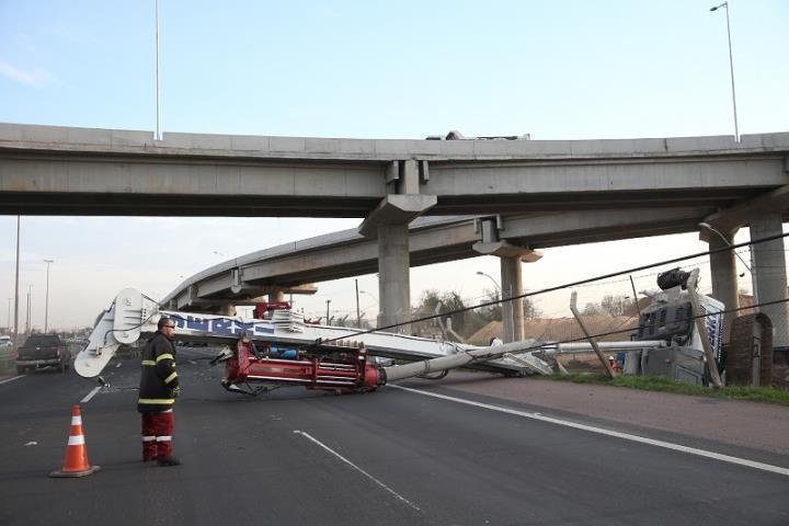 Carro de arquiteta foi atingida por guindaste na freeway