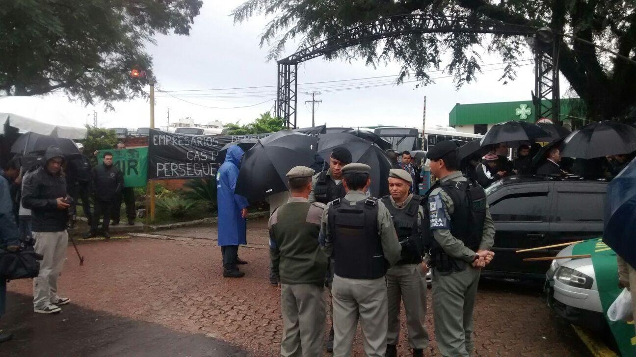 Grupo est&aacute; na sede da companhia na rua Coronel Massot