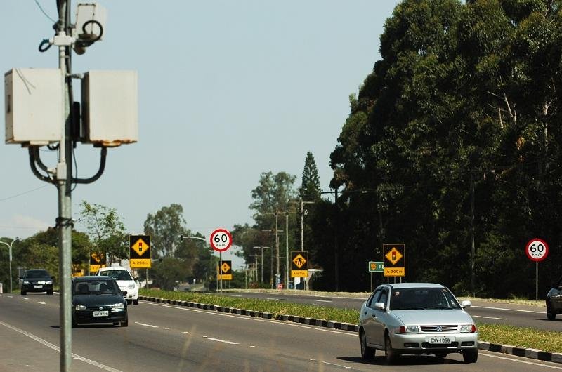 Daer assina contrato com empresa para reativar controladores de velocidade