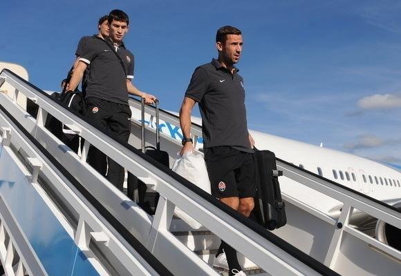 Foto no site do clube mostra alguns jogadores desembarcando, mas nenhuma refer&ecirc;ncia aos jogadores desertores &eacute; feita