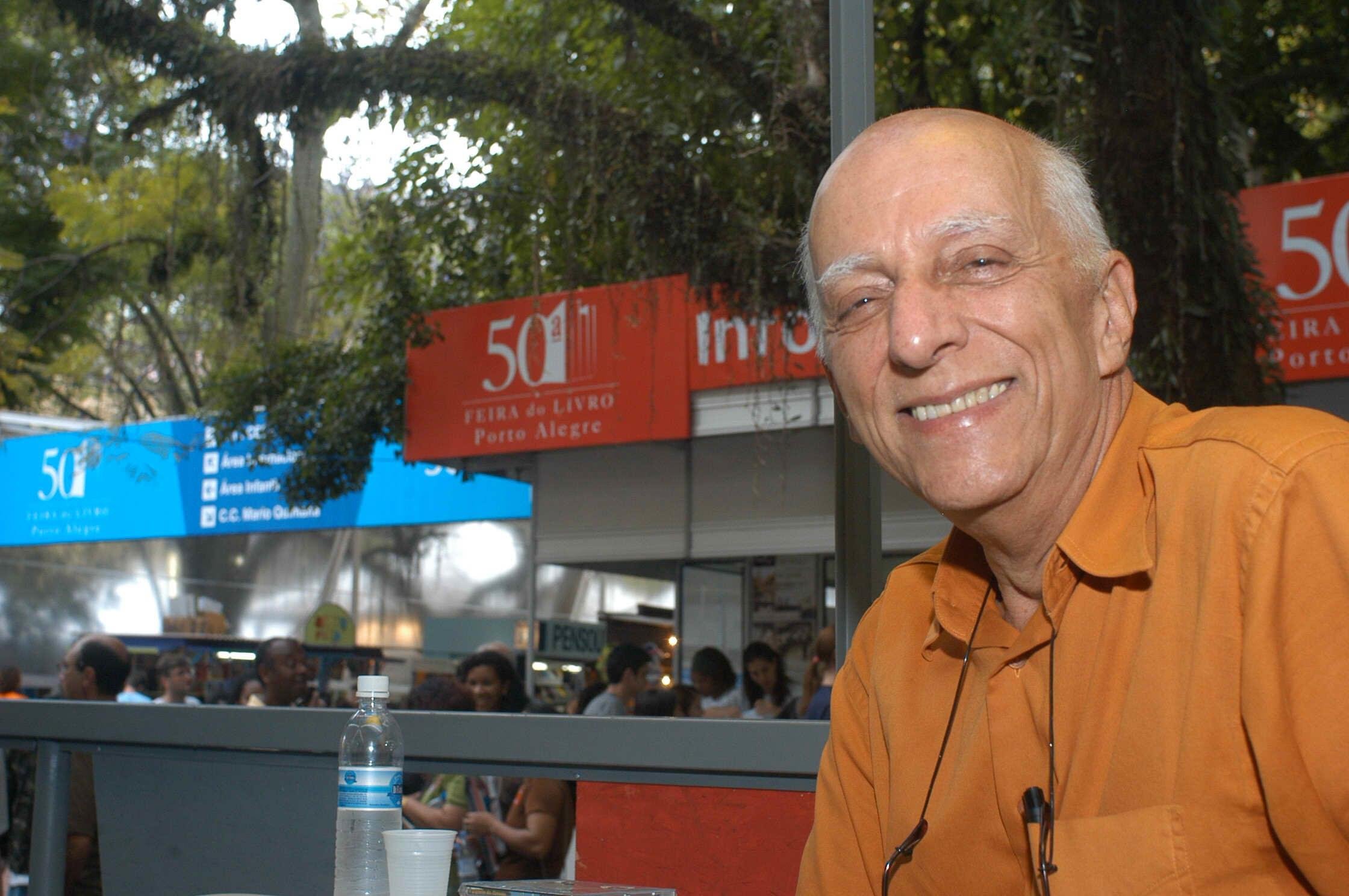 Escritor em visita &agrave; Feira do Livro de Porto Alegre, em 2005