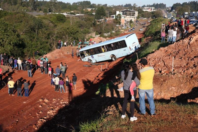 Carro e &ocirc;nibus colidiram na ERS 118, em Grravata&iacute;