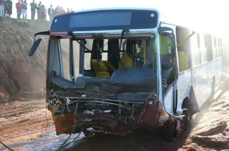 Dois passageiros do &ocirc;nibus morreram no acidente